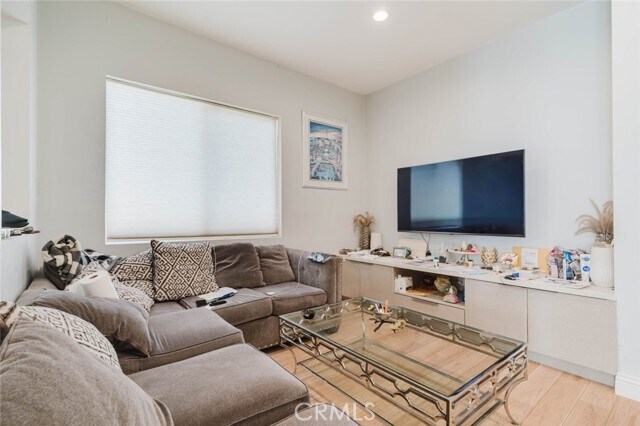 Foto del edificio - 7347 Jamieson Ave