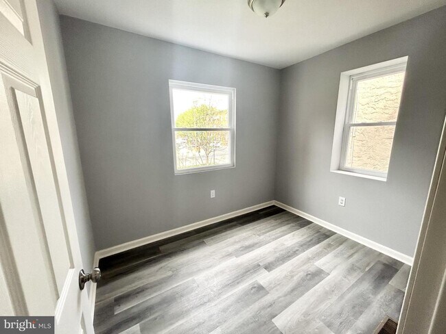 Building Photo - 2172 N Darien St