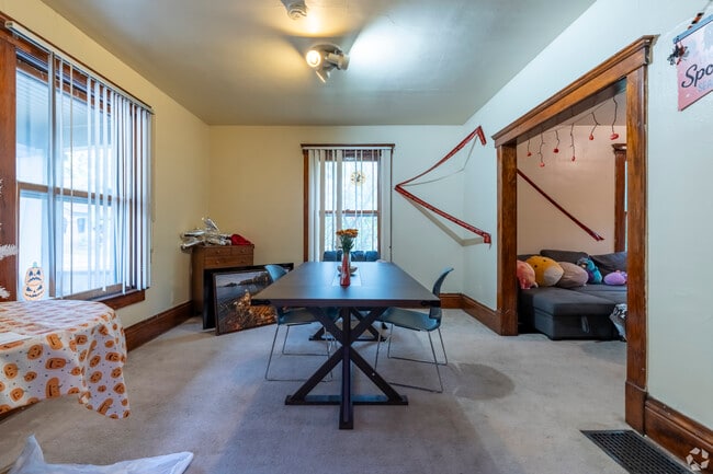 Building Photo - 807 S Main St