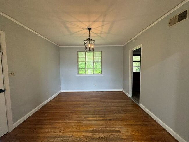 Building Photo - Adorable, Renovated 4/1 Family Home