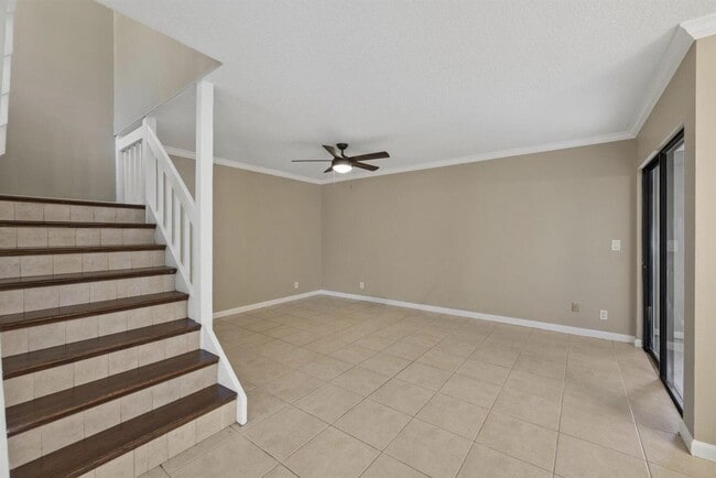 Building Photo - 402 Lakewood Ct