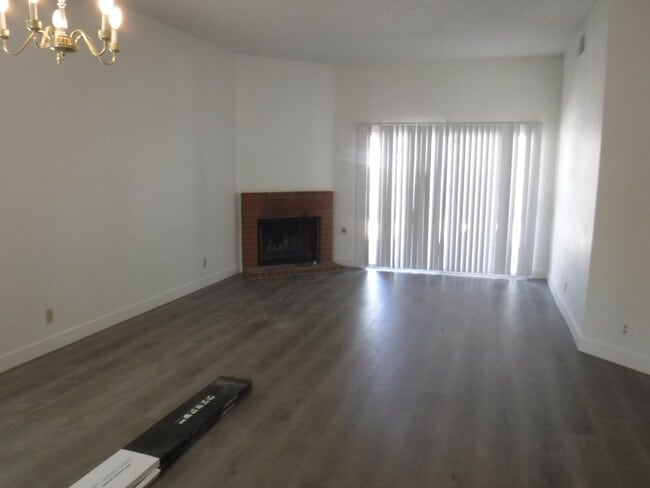 Foto del edificio - CUTE 2 BEDROOM/2 BATH HOME WITH FENCED IN ...