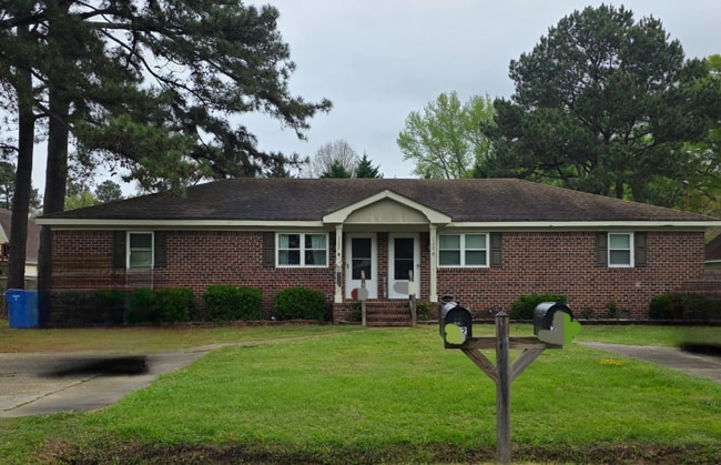 Building Photo - 220 Frank Dr