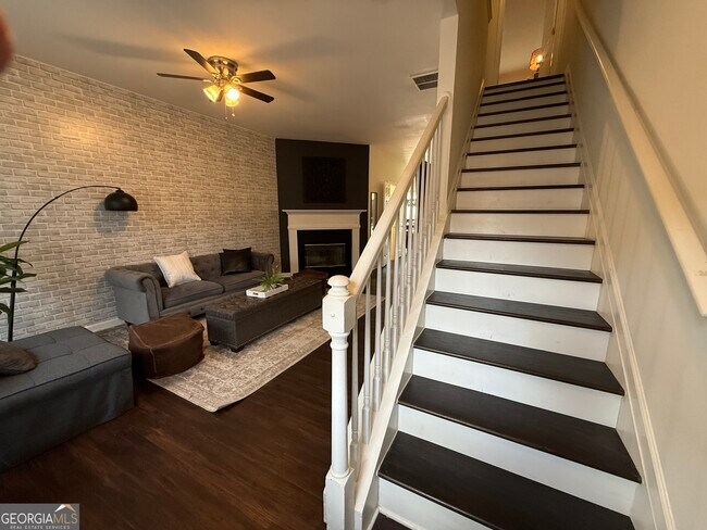 Building Photo - 1524 Cove Creek Cir