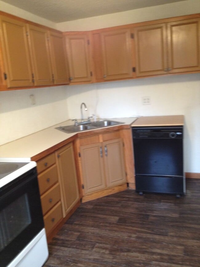 Building Photo - 4 Bed 2 Bath- 2 Story Single Family Home