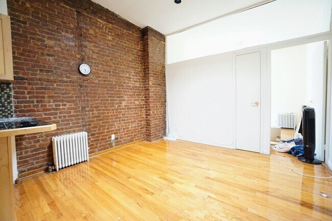 Foto del edificio - 318 E 93rd St