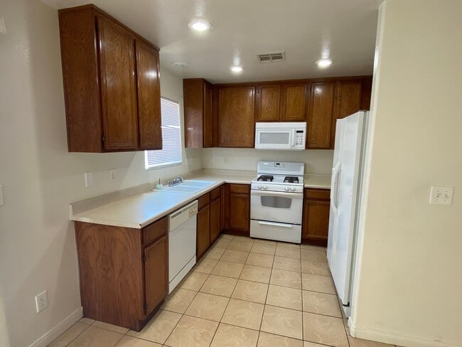 Building Photo - 3 Bed/2.5 bath. All Tile Downstairs. Open Great Room floor plan.