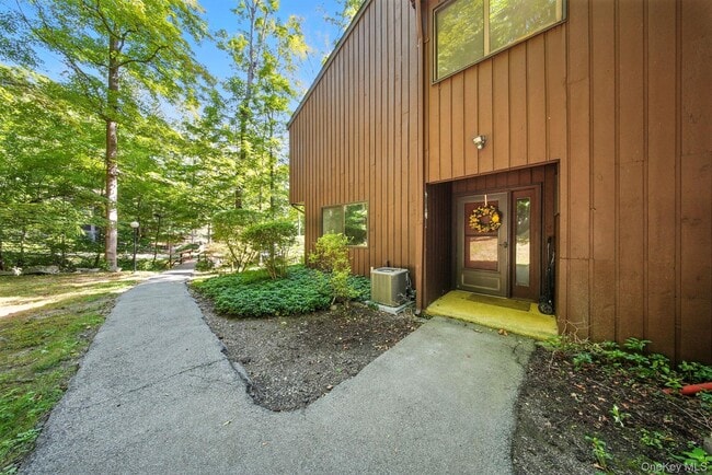 Building Photo - 4 Aspen Ct