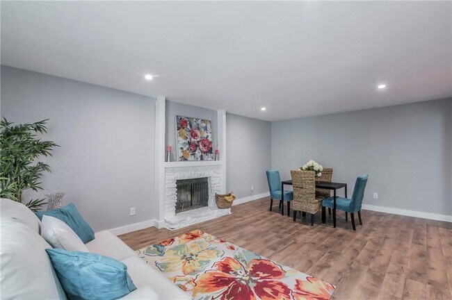 Foto del edificio - 6921 10 Oaks Cir