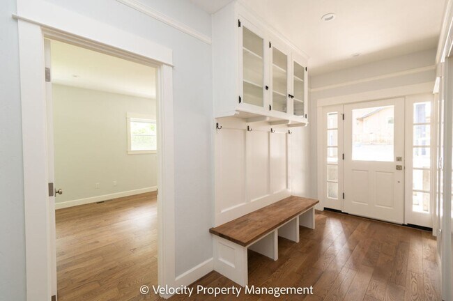 Foto del edificio - Beautiful Home Across the Street from Drake Park!