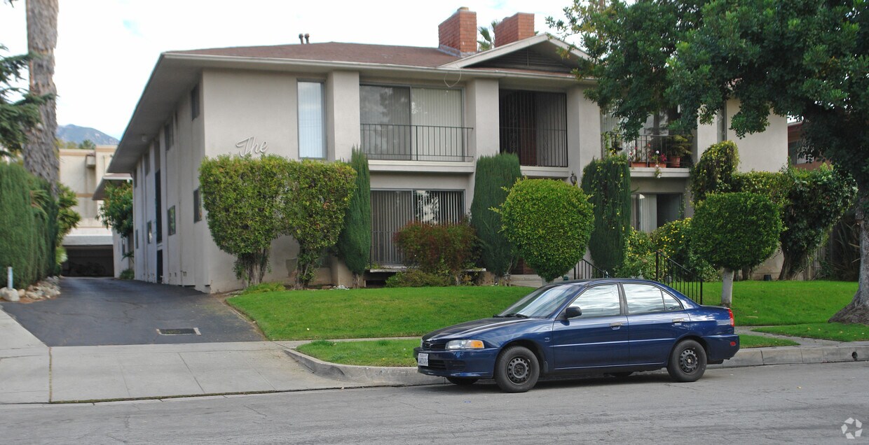Primary Photo - 2449 Mohawk St