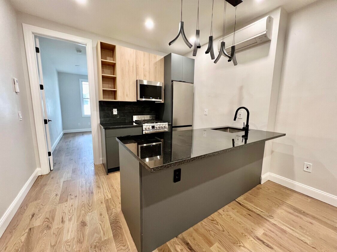 Foto principal - 64 Logan Ave