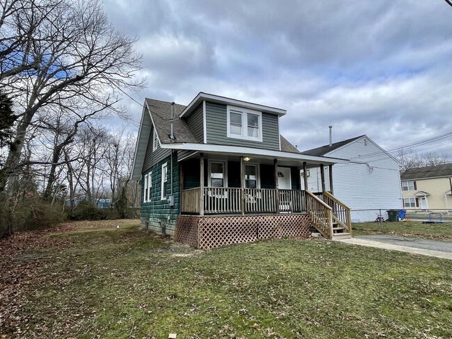 Building Photo - 2 bedroom 1 bath single-family home (avail...