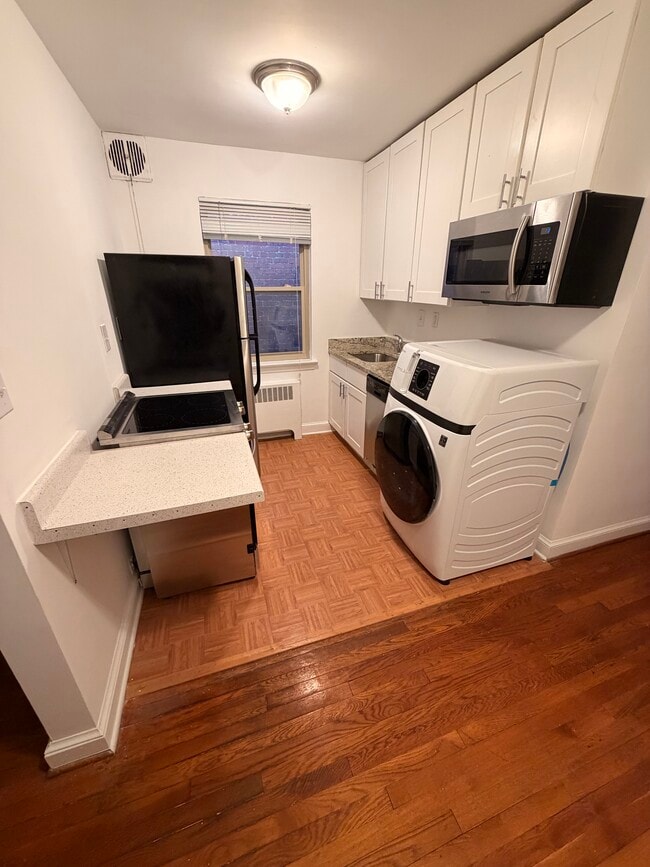 Kitchen & washer/dryer combo - 1711 T St NW