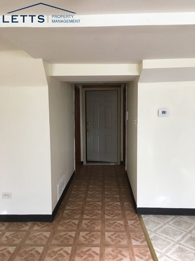 Building Photo - Beautiful 2 Bedroom /1 Bath Garden Apartment