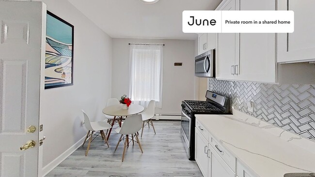 Building Photo - Private bedroom in 3 bed/1 bath Home
