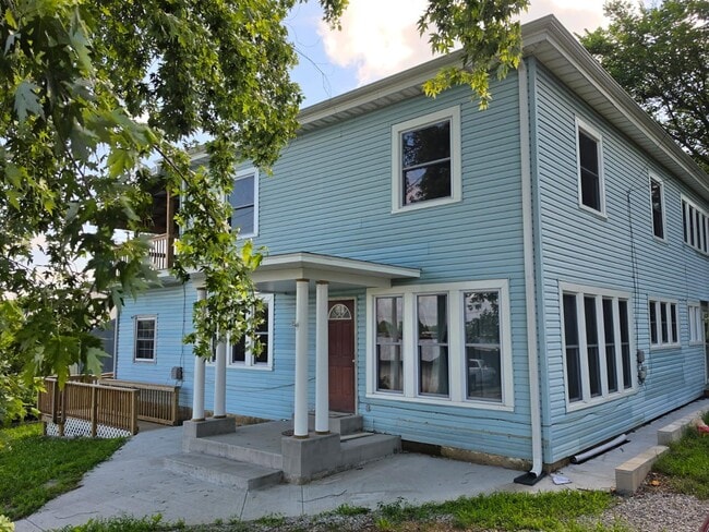 Building Photo - 118 S Spring St