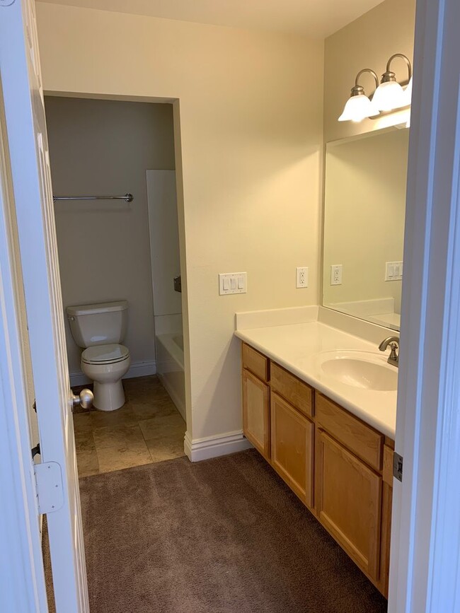 Building Photo - 2,600 - 2 Bed / 2 Bath Condo in Mira Mesa