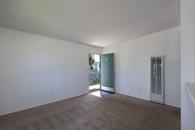 Foto del edificio - 2 Bedroom + 1 Bathroom Apartment | Oxnard Shores | Unfurnished