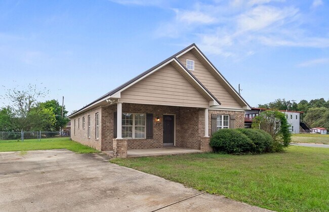Foto del edificio - Charming 3 Bedroom 3 Bath Home Available in Fall 2025! Apply Today!
