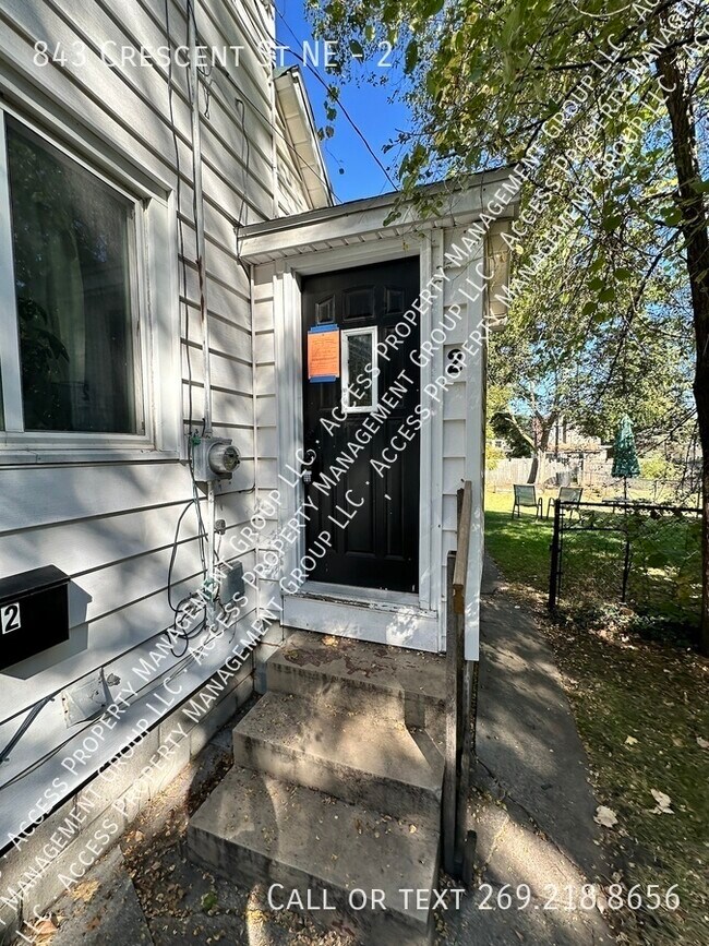 Foto del edificio - Midtown Neighborhood Two Bedroom Upper Unit