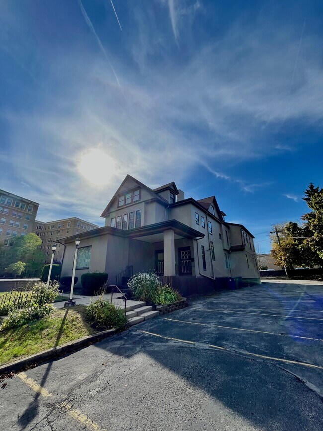 Foto del edificio - 104 Linwood Ave