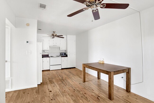 Foto del edificio - Modern Coastal Condo! View it today!