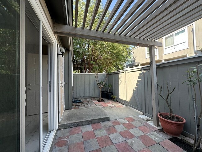 Building Photo - Charming Townhouse in South Coast Metro