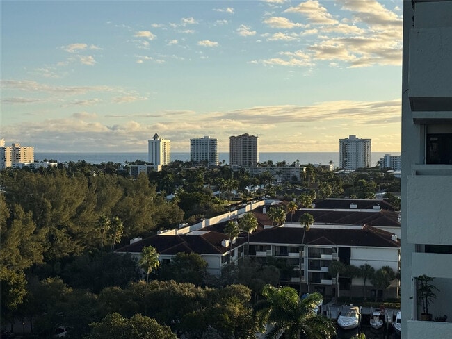 Foto del edificio - 3200 Port Royale Dr N