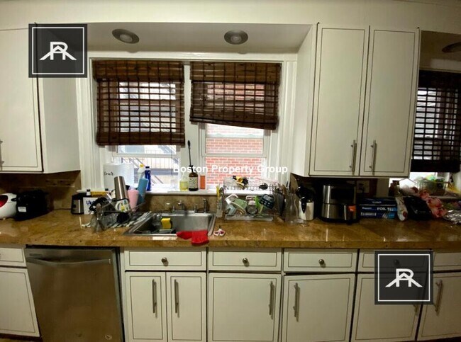 Foto del edificio - 4 bedroom in Brookline MA 02446