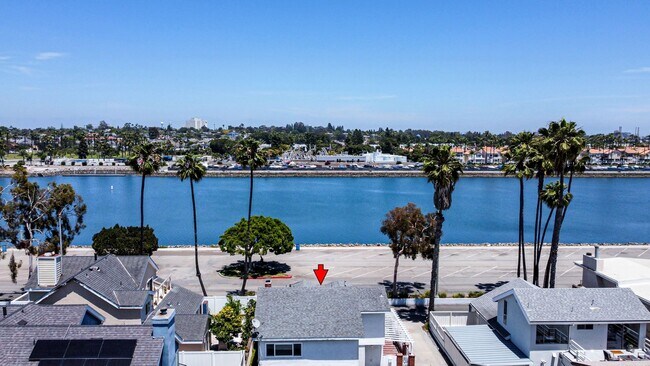 Foto del edificio - AVAILABLE NOW!!  WATERFRONT HOME ON MARINE...