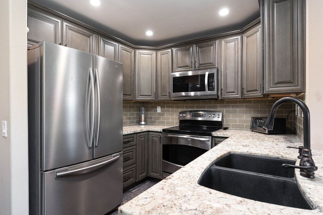 Primary Photo - Top Floor Furnished 2 Bedroom Home Near SD...