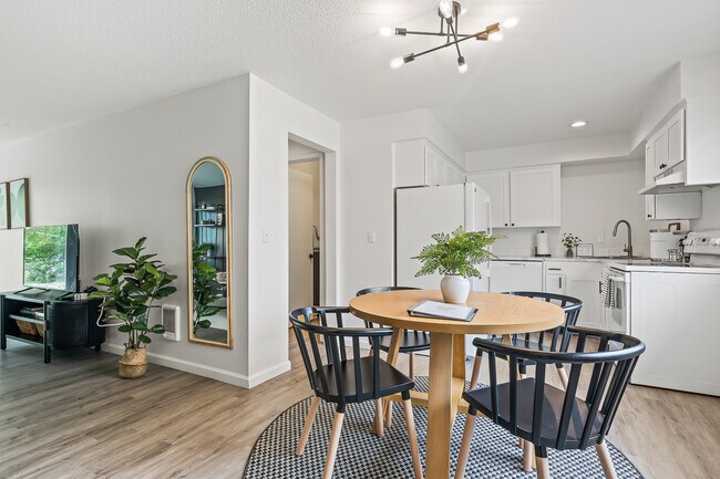 Building Photo - 1331 Goethals Dr