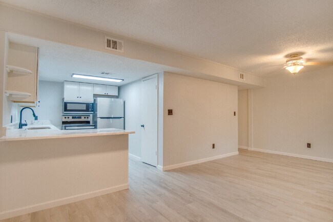 Building Photo - Fully updated 4 bed 2.5 bath Townhome in N...