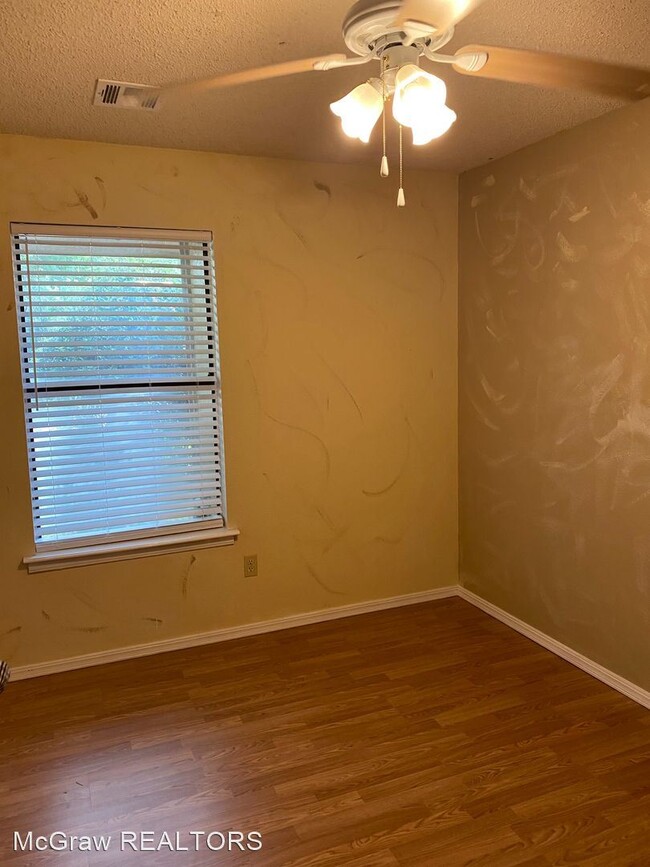Building Photo - 3 br, 2 bath House - 4520 W. Tacoma Street