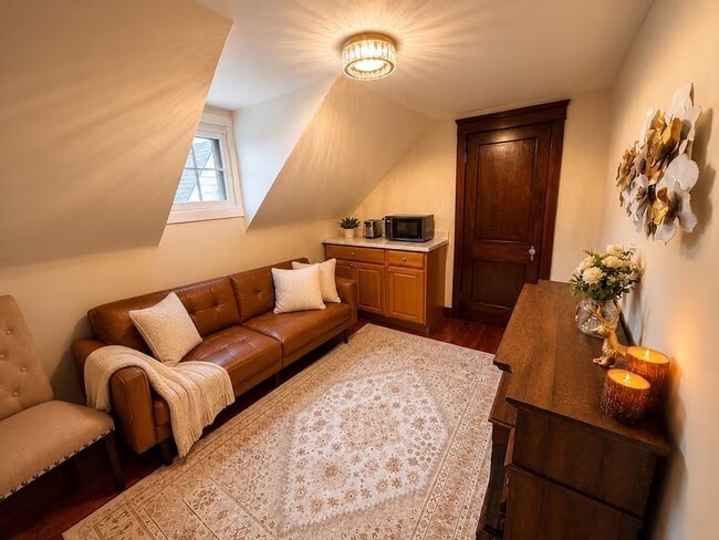 Private Living Room - 3563 Latimore Rd