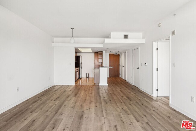 Building Photo - 13700 Marina Pointe Dr