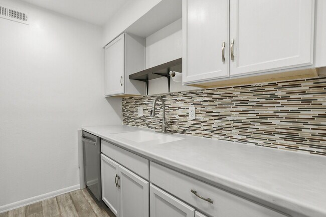 Building Photo - $1,495.95 - 1 Bed, 1 Bath Condo in Denver with In Unit Washer/Dryer and Central AC!