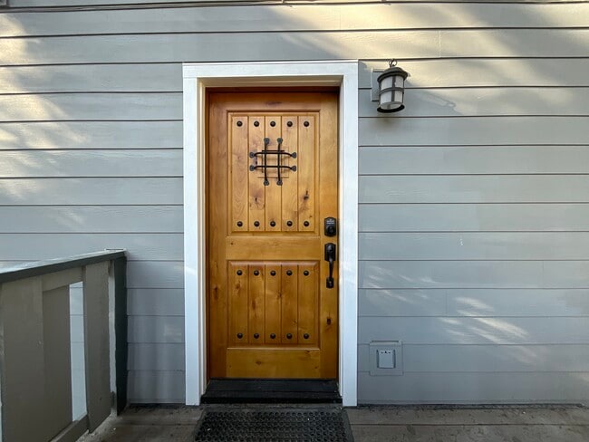 Building Photo - 1577 Woodside Dr