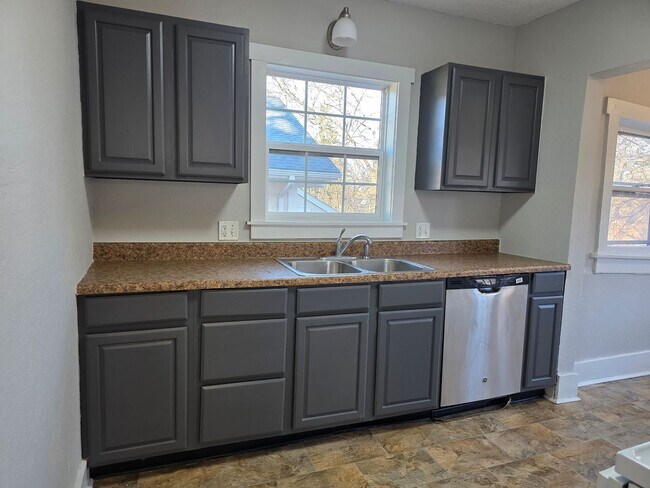 Foto del edificio - Large 3 Bedroom newly updated house for rent!