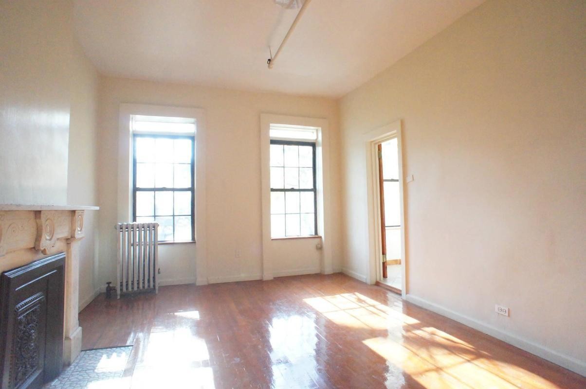 Foto principal - 12 E 127th St