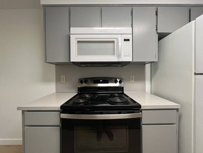 Building Photo - Beautiful Upper-Level Condo in the Heart of Multnomah Village with Private Covered Balcony and In...