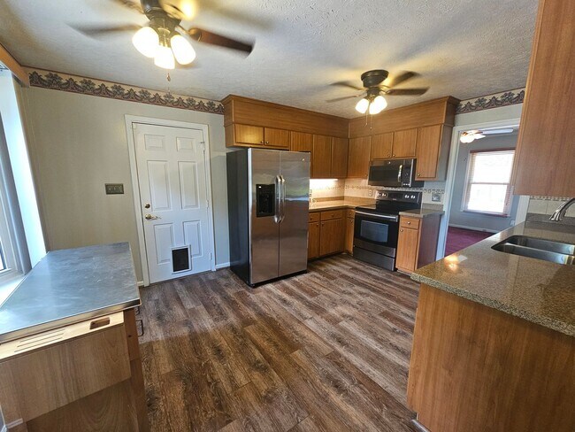 Building Photo - 3 Bed, 2 Bath with Screened in Porch