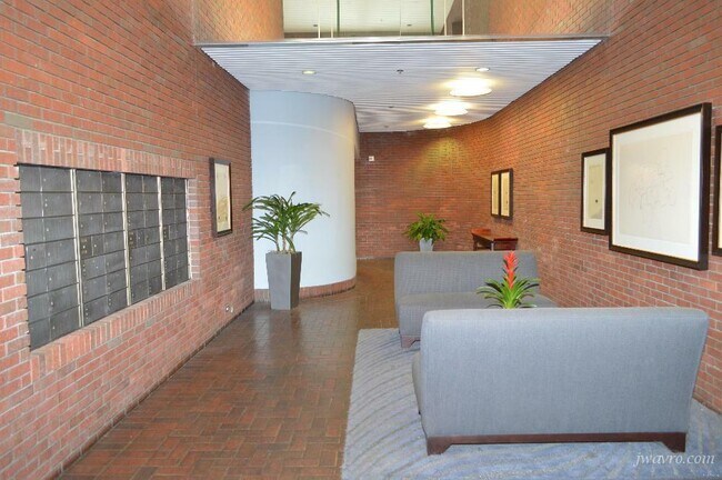 Building Photo - 640 Davis St