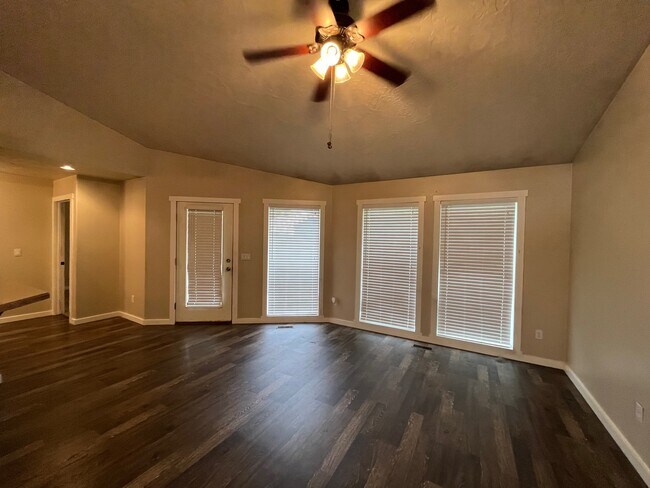 Foto del edificio - 4388 S Danridge Ave