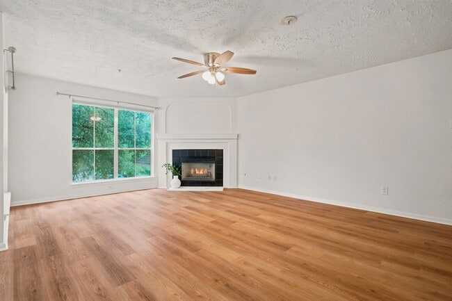 Foto del edificio - 8051 Bay Branch Dr