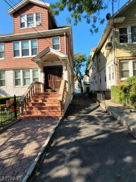 Building Photo - 204 Hansbury Ave