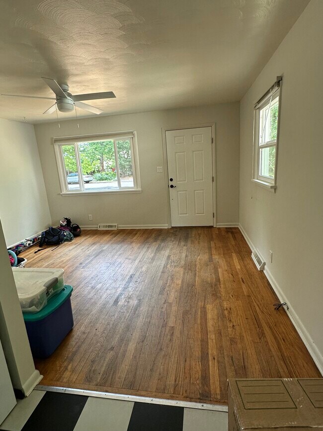 looking toward LR from kitchen - 2118 Grove Cir