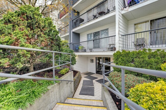 Photo du bâtiment - 350 North Terminal Ave