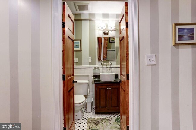 Foto del edificio - 2643 Woodley Pl NW